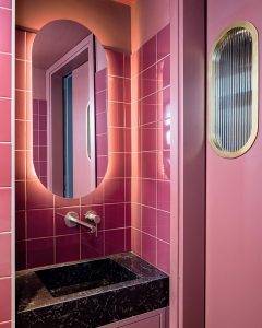 Tel Aviv Architects ReportA hot pink bathroom