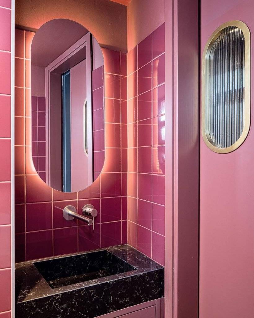 Tel Aviv Architects ReportA hot pink bathroom