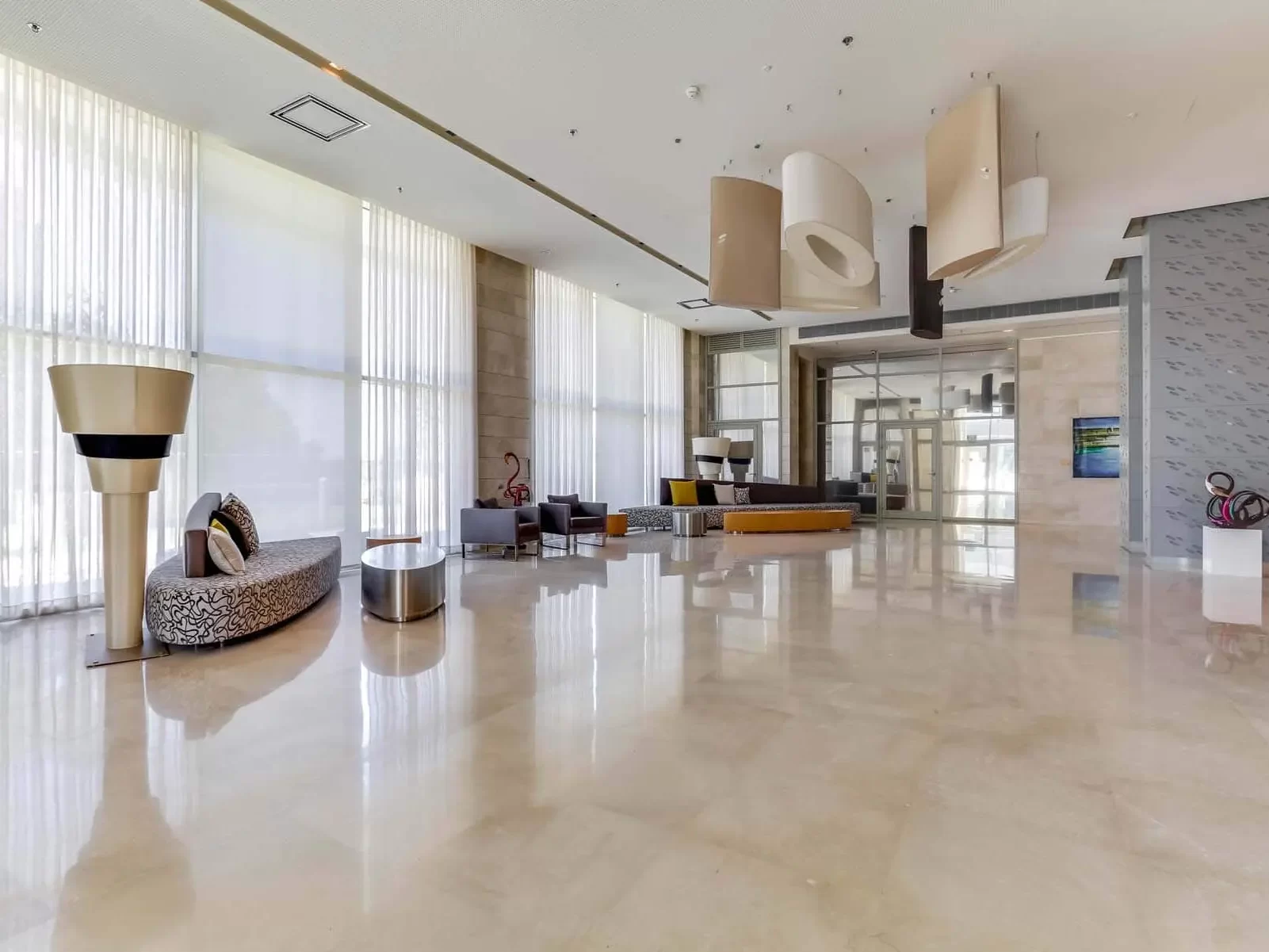 Refined Modern Apartment in Savyonei Ramat Aviv: Lobby